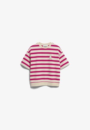 Chemise à manches courtes avec larges rayures horizontales roses et blanches et un patch en forme d'ours en peluche couleur crème sur le côté gauche de la poitrine.