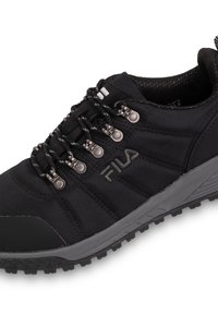 Scarpa da trekking nera con cavigliera imbottita, tomaia in tessuto, occhielli metallici per i lacci e suola in gomma testurizzata per aderenza. Logo Fila visibile.