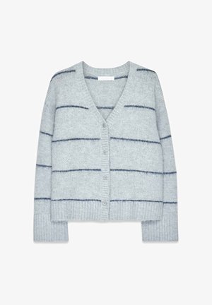 Svetlo siv kardigan z mornarskimi vodoravnimi črtami, z V-izrezom, gumbnim zapiranjem in rebrastimi manšetami, izdelan iz mehkega, teksturiranega materiala.