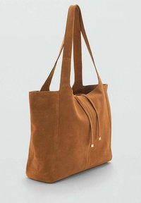 Braune Wildleder-Shopper-Tasche mit doppelten Griffen, Zugverschluss und rechteckiger Form. Verfügt über eine glatte Textur und ein minimalistisches Design.