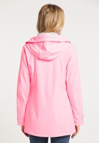 Rosa vattentät jacka med huva, helängdsärmar och en något figursydd passform. Har grå foder och subtila sömdetaljer.