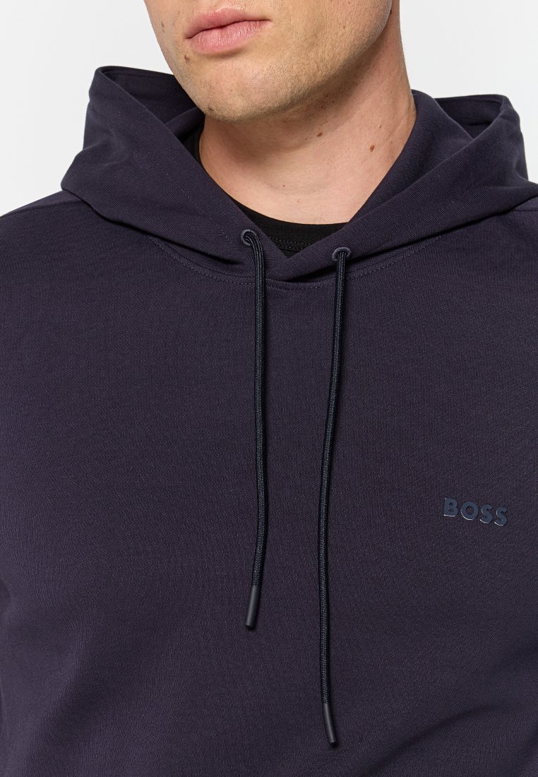 Hoodie bleu marine en tissu doux, avec une capuche à cordon et un petit logo "BOSS" ton sur ton sur la poitrine.
