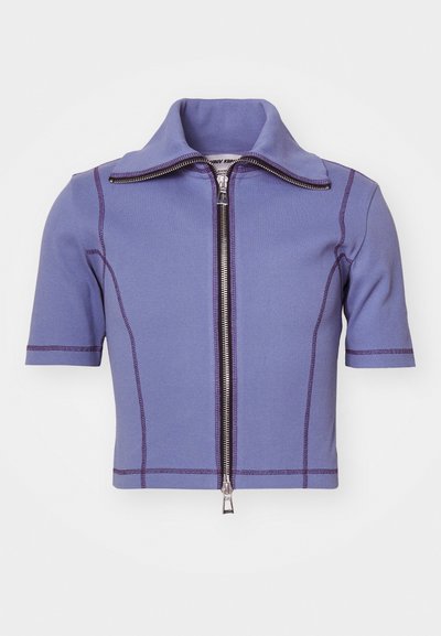 Kurzarm-Zip-Up-Oberteil in Helllila, mit kontrastierendem Nähen und hohem Kragen, aus elastischem, strukturiertem Stoff gefertigt.