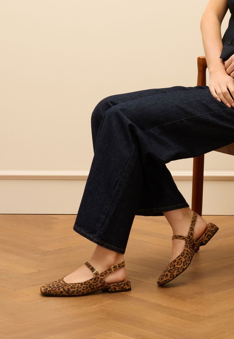 Schwarz-weiße Tiere oder Kunstleder, die geruchlos sind, und eine strukturierte Oberfläche aufweisen. Sie sind leicht und bieten gleichmäßige Unterstützung für den Fuß. Sie bieten selbst bei längerem Tragen einen hohen Komfort.