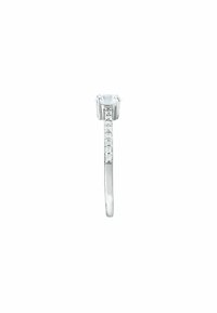 Anello in oro bianco con una pietra centrale rettangolare e una fascia decorata con piccole pietre trasparenti, caratterizzato da una finitura liscia e lucida.