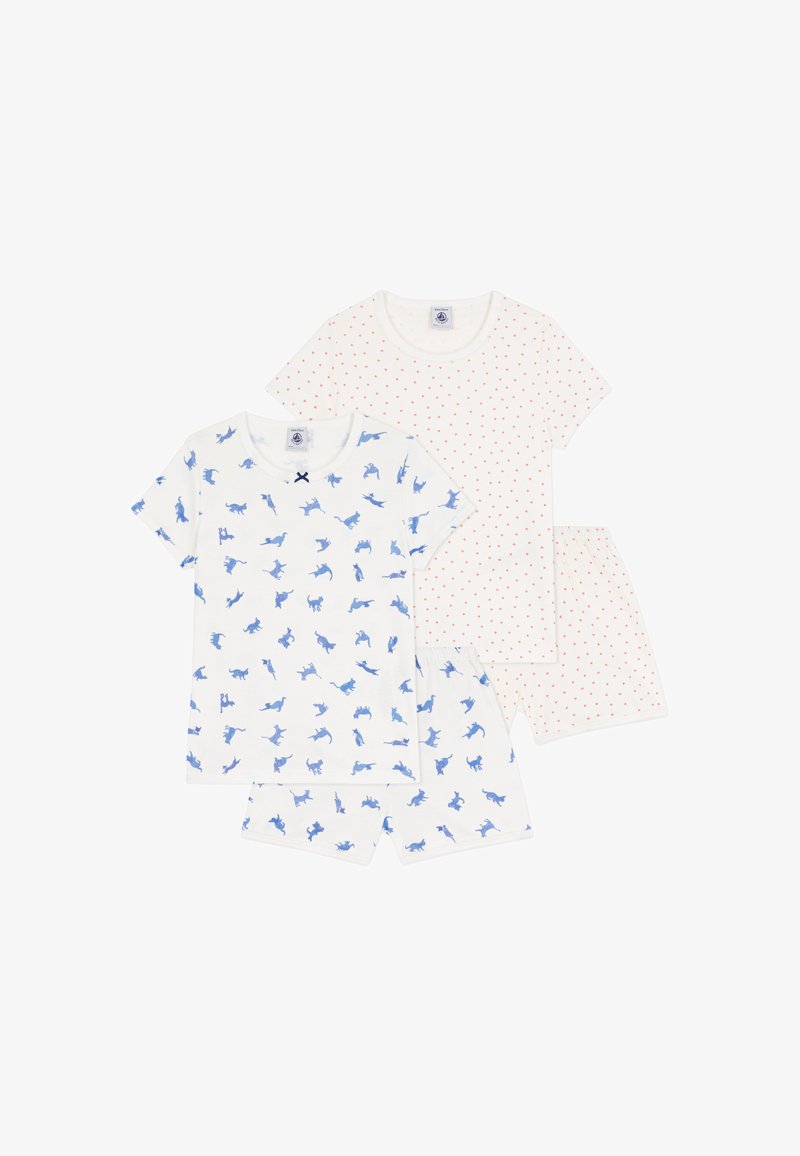 Ensemble de quatre articles de vêtements de nuit en coton : deux hauts à manches courtes avec motifs de chats bleus et deux shorts à pois rouges sur fond blanc.
