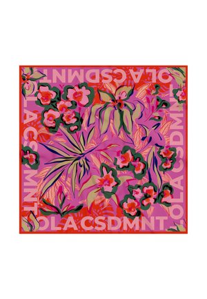 Tissu rose vif avec des motifs floraux dans des tons de rouge, vert et crème, avec le texte audacieux "OLACSDMNT" en rose clair et accents orange.
