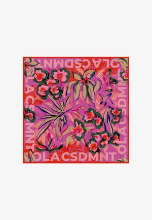 Živopisna ružičasta tkanina s cvjetnim uzorcima u nijansama crvene, zelene i krem boje, s istaknutim tekstom "OLACSDMNT" u svijetlo ružičastoj i narančastim naglascima.