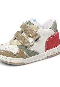 Kinderschuhe mit Panels aus beige, grün, rot und blauem Wildleder und Leder, ausgestattet mit zwei beigen Klettverschlüssen und einer Gummisohle.