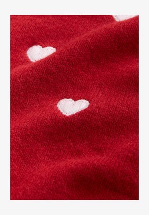 Rotes Strickgewebe mit kleinen weißen, gestickten Herzen, die über die Oberfläche verteilt sind. Die Textur wirkt weich und leicht flauschig.