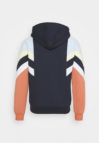 Huva sweatshirt med en marinblå bas, med färgblockerade ärmar i ljusblå, gul, svart, vit och orange. Texturerad tyg, ribbade mudd.