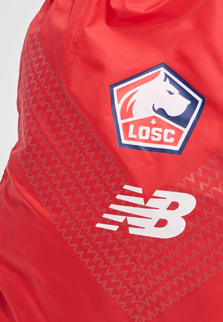 Czerwona torba z nylonu z niebiesko-białym logo "LOSC" z głową lwa i wzorem w zygzaki, a także z białą grafiką "New Balance".