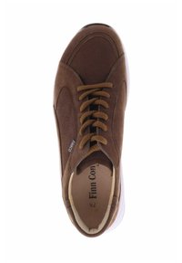 Braune Wildlederschuhe mit abgerundeter Spitze, braunen Schnürsenkeln und weißer Gummisohle. Mit Branding an der Seite und glattem Innenfutter.