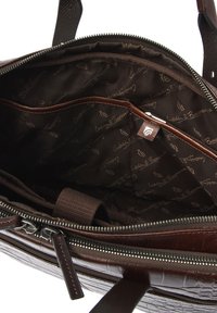 Bruine leren tas met een getextureerd krokodillenpatroon, voorzien van een bruine stoffen voering en meerdere vakken voor organisatie.