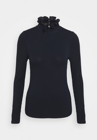 Černý žebrovaný top s dlouhým rukávem a vysokým volánkovým límcem s krajkovými detaily. Má přiléhavý střih a jemnou texturu. Viditelná značka uvnitř.