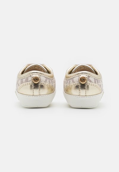 Pantofi slip-on metalici aurii cu un superior texturat și talpă din cauciuc alb. Prezintă un buton decorativ cu logo în partea din spate.
