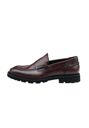 Braune Lederloafers mit glatter Oberfläche, auffälligen Nähten und einer strukturierten schwarzen Gummisohle. Klassisches Schlupfdesign.