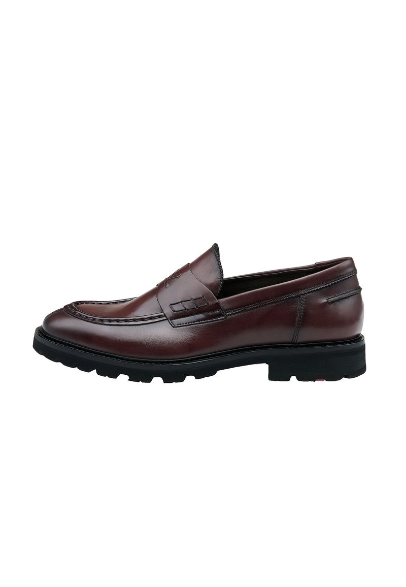 Mocassini in pelle marrone con finitura liscia, cuciture prominenti e suola in gomma nera texturizzata. Design classico slip-on.