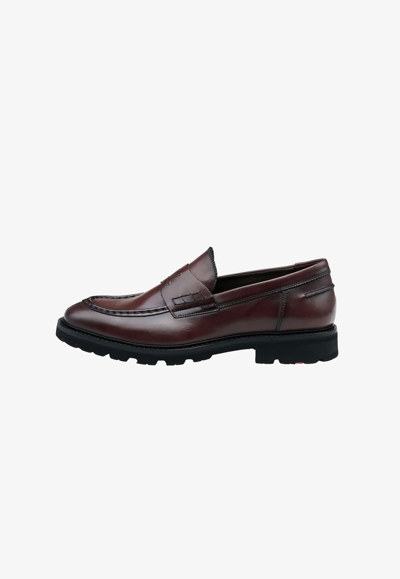 Brune læder loafers med en glat overflade, fremtrædende syninger og en struktureret sort gummisål. Klassisk slip-on design.