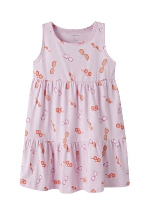 Vestido sin mangas de color rosa claro para niña pequeña con cintura fruncida y falda en capas, con estampado de gafas de sol naranjas y moradas.