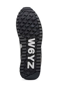 Suola in gomma nera con battistrada a forma di stella e grande lettering bianco "W6YZ." Presenta una superficie texturizzata per una migliore aderenza e stabilità.