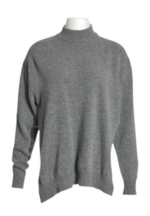 Jersey gris de punto de manga larga con un cuello alto acanalado y puños acanalados exhibido en un torso de maniquí blanco.