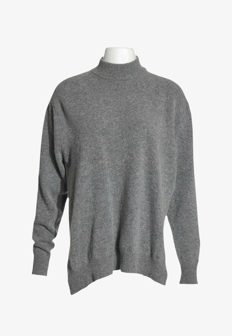 Pull en tricot gris à manches longues avec un col montant côtelé et des poignets côtelés, présenté sur un buste de mannequin blanc.