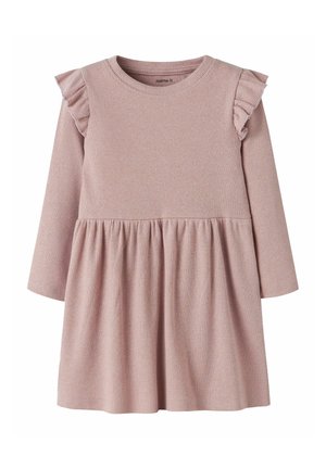 Długa sukienka z długim rękawem w jasnoróżowym prążkowanym materiale, z dopasowanym górnym częściami i rozkloszowaną spódnicą z falbanami na ramionach.