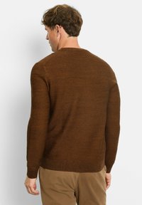 Brauner Strickpullover mit strukturiertem Design, gerippten Bündchen und Saum. Die Rückansicht zeigt einen Rundhalsausschnitt und eine taillierte Silhouette.