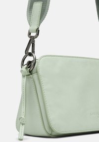 Mintgrünes Lederhandtasche mit einer schlanken rechteckigen Form, ausgestattet mit einem strukturierten Riemen und metallischem Zubehör zur Befestigung.