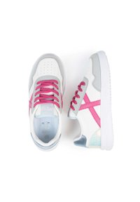 Zapatillas blancas con cordones y acentos rosas. Presentan un panel de ante gris y un logotipo rosa distintivo. Lengüeta de malla texturizada, suela de goma.
