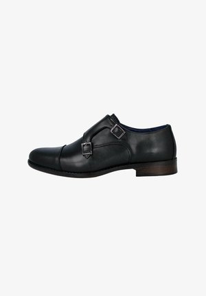 Zapato de vestir de cuero negro con puntera redondeada, doble hebilla en la pala y tacón bajo de madera. Textura lisa con detalles mínimos de costura.