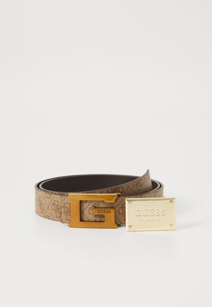 Brauner Guess-Monogram-Gürtel mit einer goldenen "G"-Schnalle und einer separaten rechteckigen goldenen Guess-Logo-Plakette daneben.