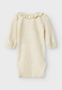 Långärmad baby bodysuit i mjukt, texturerat cremfärgat tyg med volangkrage och subtil räfflad mönstring. Tryckknappsstängning i botten.