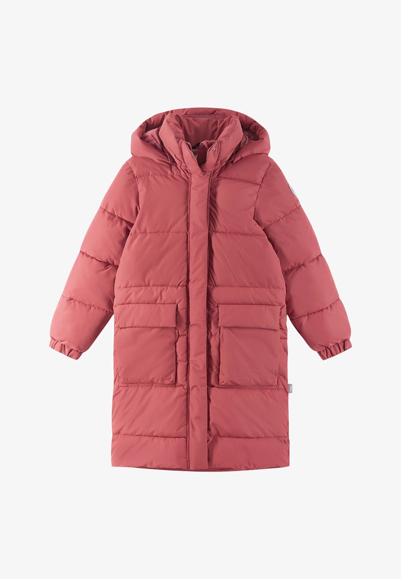 Cappotto lungo in piuma con cappuccio di colore rosa polveroso. Realizzato in materiale imbottito con due tasche frontali e polsini elasticizzati. Texture liscia.