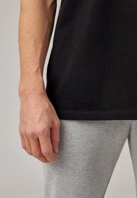 SNOCKS T-shirt basic - schwarz