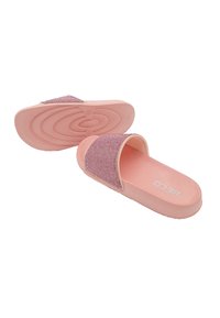 Sandales glissantes roses avec une sangle en paillettes texturée et une semelle en caoutchouc lisse, dotées d'un lit de pied contour pour le confort. Marque Becco visible.