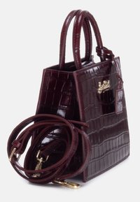 Borsa in pelle con stampa coccodrillo bordeaux, dotata di doppi manici, tracolla removibile e dettaglio del logo dorato. Design strutturato e texture lucida.