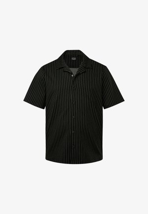 Krátký rukáv košile z černé látky s bílými svislými pruhy, s límečkem a předními knoflíky. Hladká textura s uvolněným střihem.
