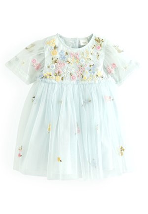 Robe bleu clair pour tout-petit avec manches courtes transparentes et motifs floraux brodés multicolores sur le corsage et éparpillés sur la jupe.