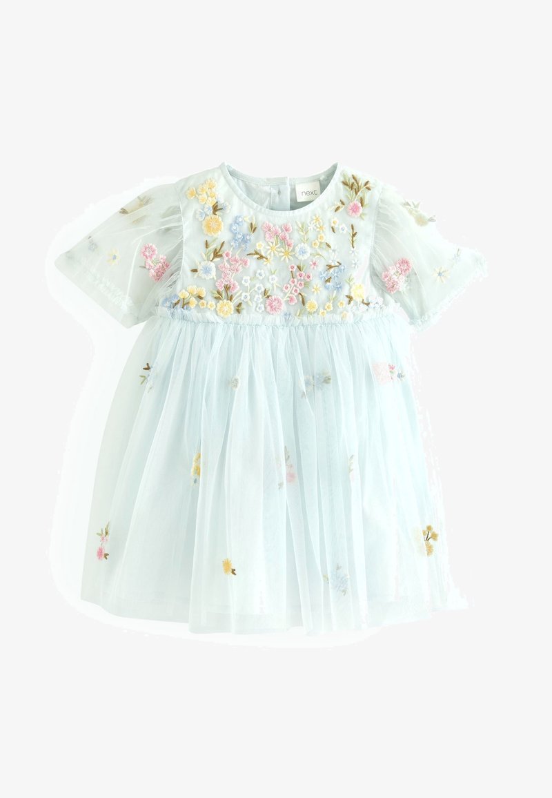 Robe bleu clair pour tout-petit avec manches courtes transparentes et motifs floraux brodés multicolores sur le corsage et éparpillés sur la jupe.