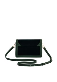 Grön läder crossbody-väska med ett vikbart lock, frampanel i svart sammet, gyllene detaljer och justerbar rem. Slät textur och elegant design.