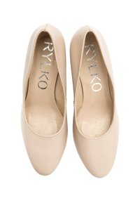 Beżowe skórzane baleriny z zaokrąglonym noskiem i gładkim wykończeniem. Wewnątrz jasna podszewka z wytłoczonym nazwiskiem marki. Brak widocznych elementów metalowych lub akcentów.