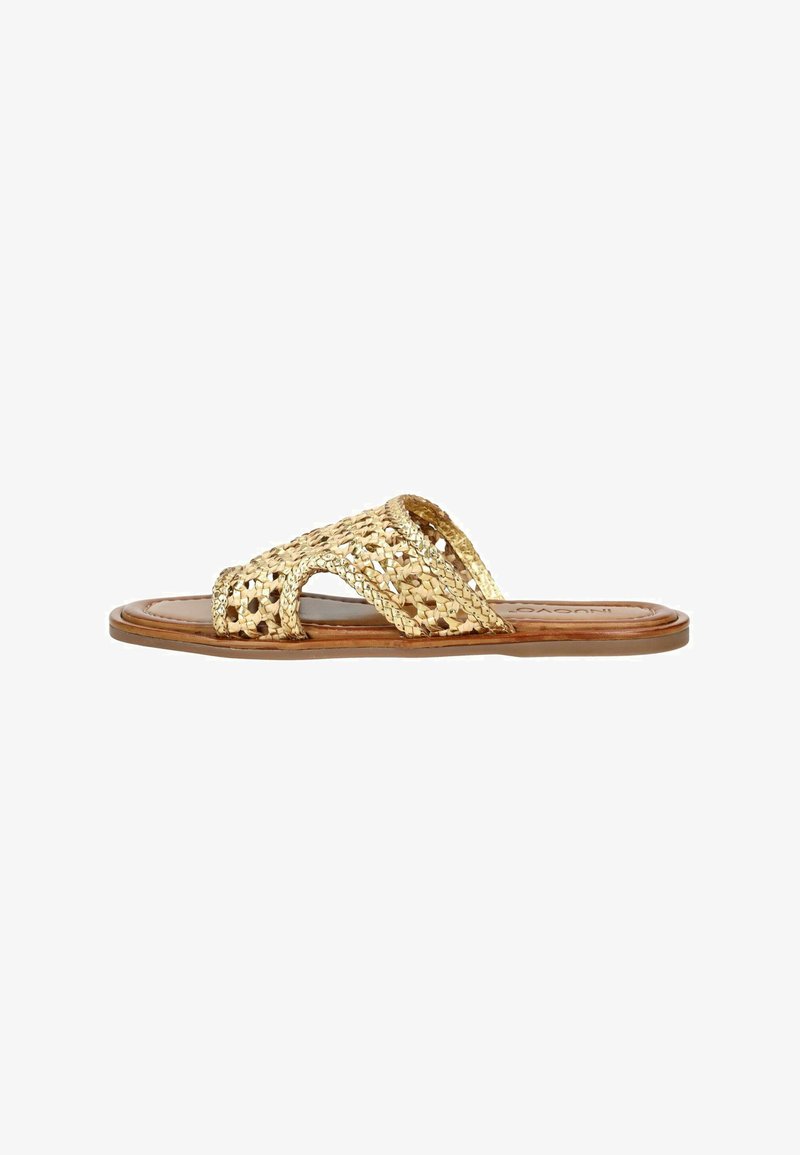 Infradito in filato d'oro con cinturini incrociati, suola in pelle piatta e tomaia testurizzata, caratterizzate da un design open-toe e uno stile minimalista.