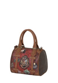 Sac à main en cuir marron avec des patchs décoratifs rouges, un emblème proéminent et des accents en métal. Il présente une forme arrondie et deux poignées.