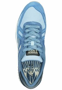 Blauer Sportschuh aus Mesh- und Wildledermaterialien, mit einer strukturierten Sohle, Schnürdetails und einer gemusterten Innensohle mit Markenlogo.