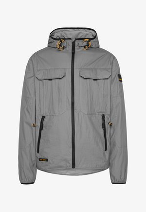Grau wasserdichte Jacke mit Kapuze, Frontreißverschluss, zwei Brusttaschen und zwei seitlichen Reißverschlüssen. Mit orangefarbenen Akzenten und elastischen Bündchen.