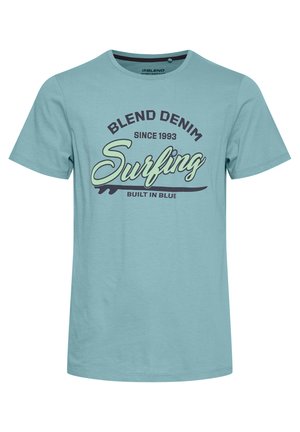 Jasnoniebieska bawełniana koszulka z okrągłym dekoltem, z wyrazistym czarnym i zielonym napisem graficznym "Surfing" oraz marką "BLEND DENIM".