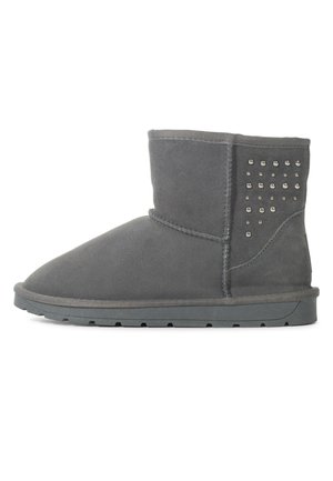 Grijze suède enkelbooties met een ronde neus, uitgerust met een zijpaneel versierd met metalen studs en een gestructureerde rubberen zool.