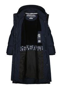 Cappotto imbottito blu navy con cappuccio, dotato di una morbida fodera interna nera, stampe del logo e bottoni a pressione. Include due tasche frontali e un'etichetta.